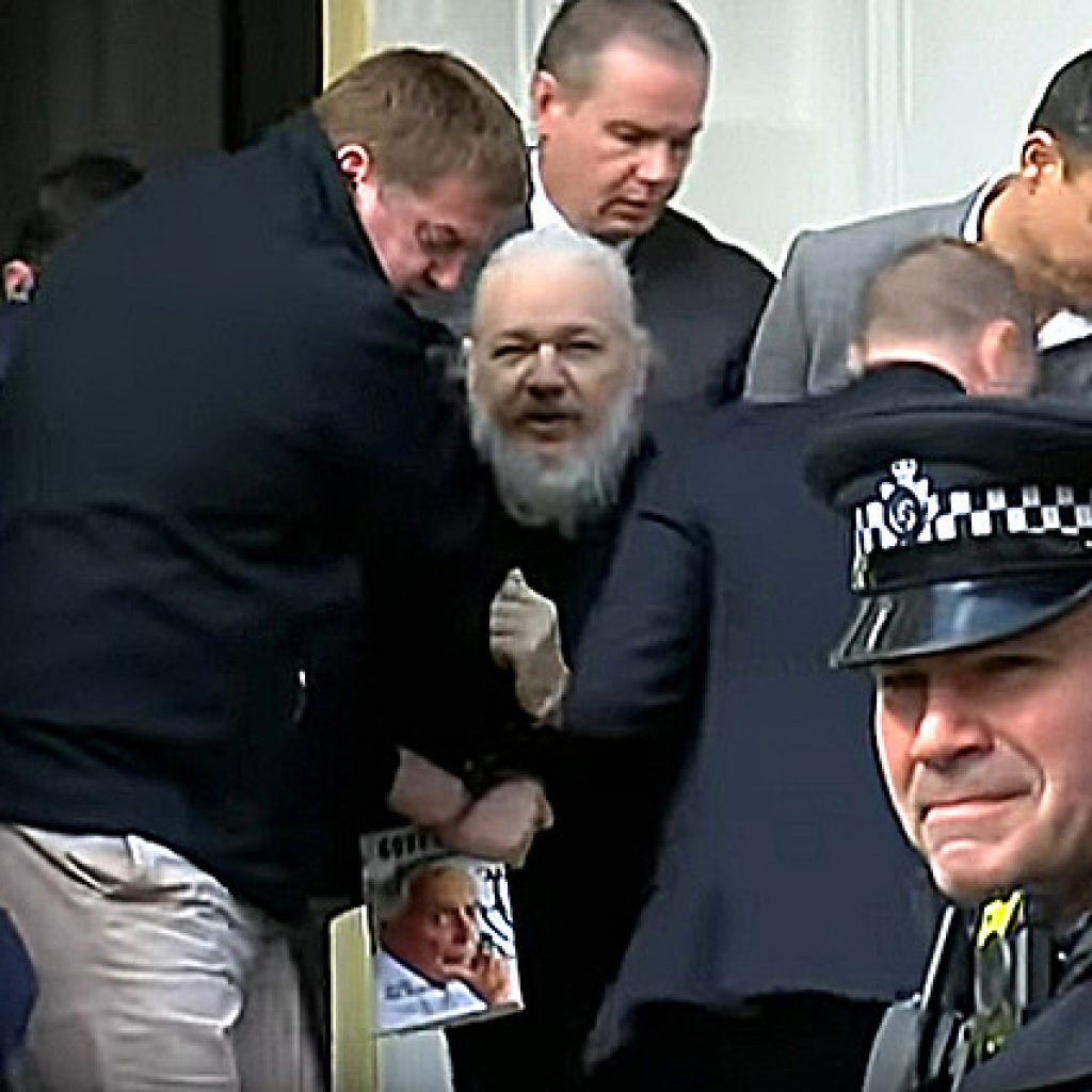 Tribunal británico decide este lunes si extradita a Assange a Estados Unidos