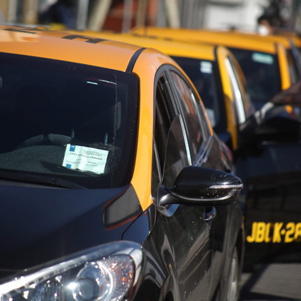 Lanzan programa para recambio de taxis básicos a eléctricos
