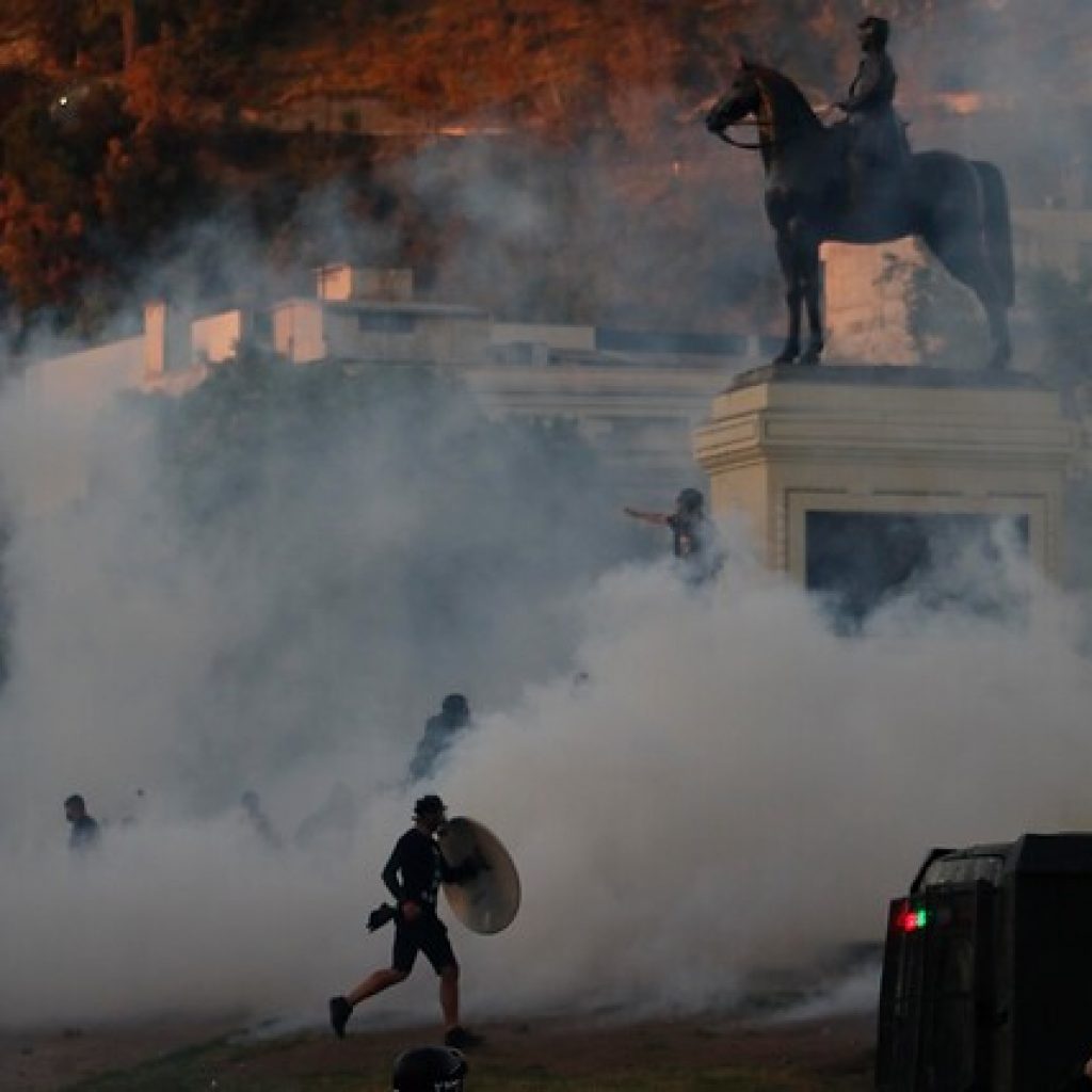 Al menos dos detenidos en manifestaciones en Plaza Baquedano