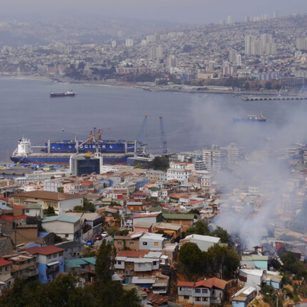 Al menos cinco viviendas destruidas por incendio en Cerro Toro de Valparaíso