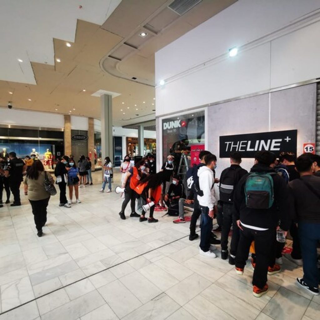 Seremi prohíbe funcionamiento de tiendas de zapatillas de mall en La Florida