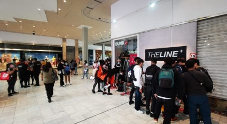 Seremi prohíbe funcionamiento de tiendas de zapatillas de mall en La Florida