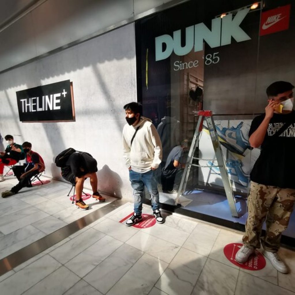 Reportan aglomeración en mall capitalino por lanzamiento de zapatillas