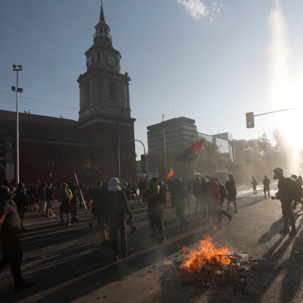 15 personas fueron detenidos tras nuevos incidentes en el centro de Santiago