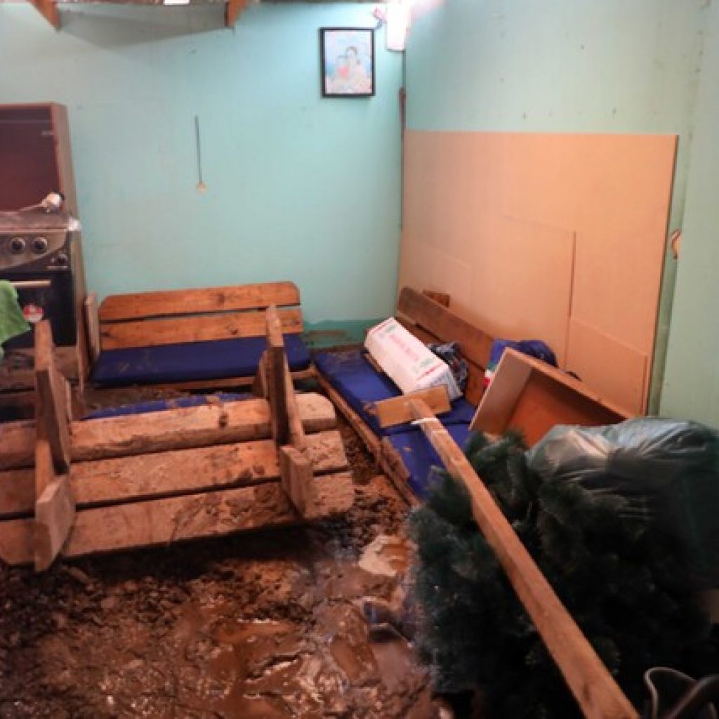 Copiapó: Rotura de matriz provoca anegamiento de viviendas en Tiltil Bajo