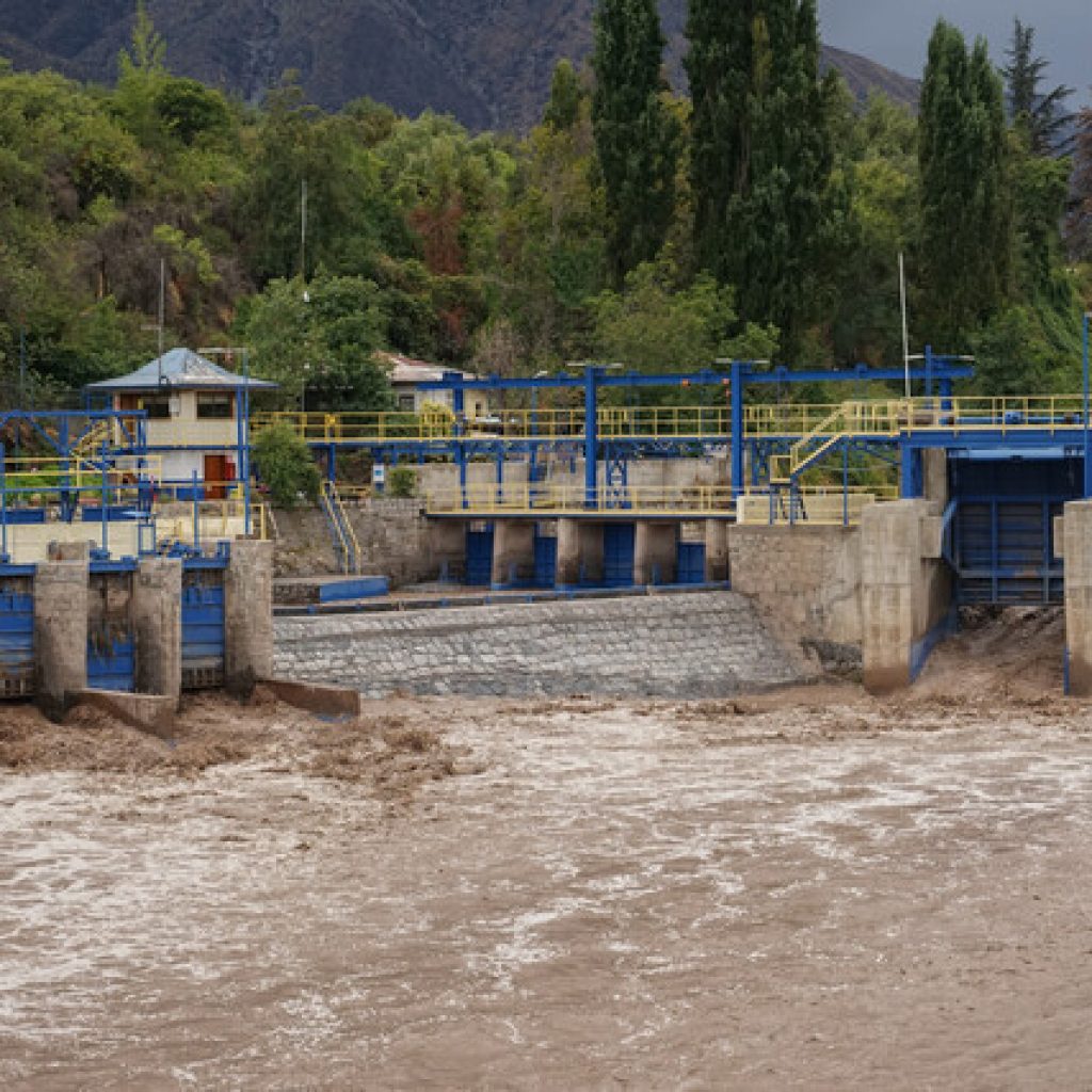 Autoridades llaman a juntar agua ante eventual corte masivo en la RM