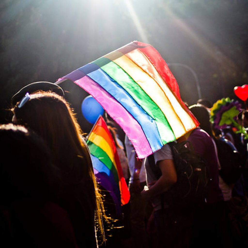 Movilh firma convenio para promover derechos de migrantes LGBTIQ+