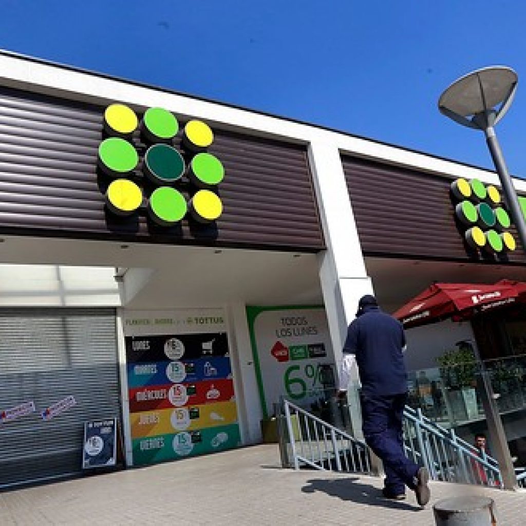 2 guardias fueron apuñalados por un adolescente en supermercado de Colina