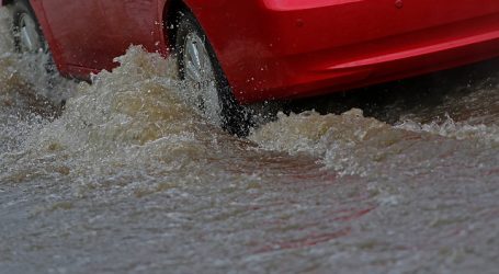 Cortes de energía, caídas de rocas y filtraciones por sistema frontal en la RM