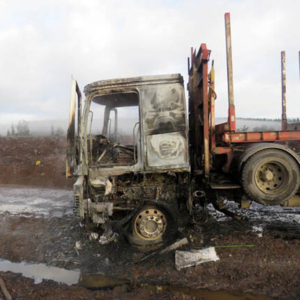 Ataques incendiarios en la comuna de Cañete dejó tres camiones quemados