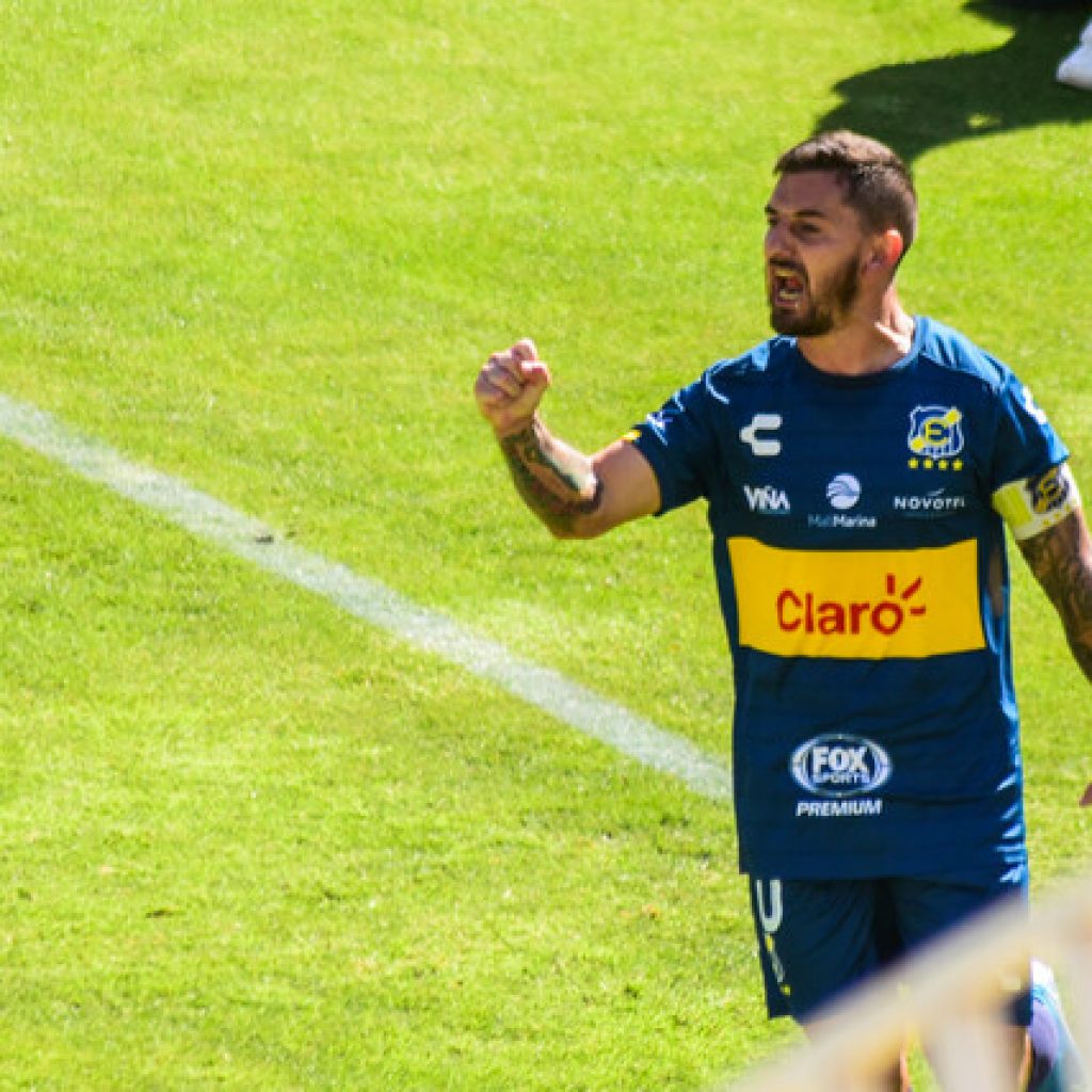 Juan Cuevas renovó por dos temporada más con Everton