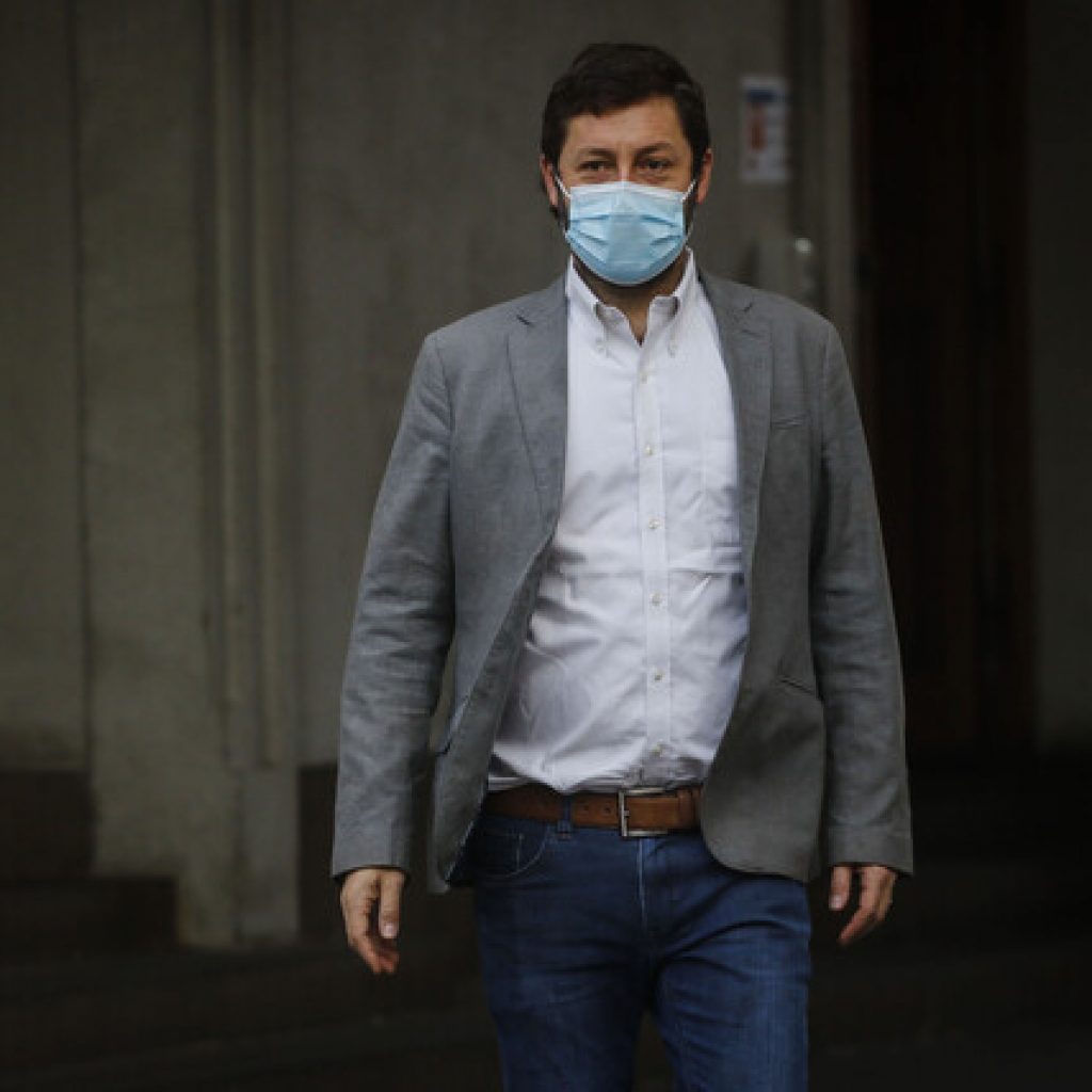 Coloma: "Si un carabinero es atacado con machetes, no puede ser culpable"