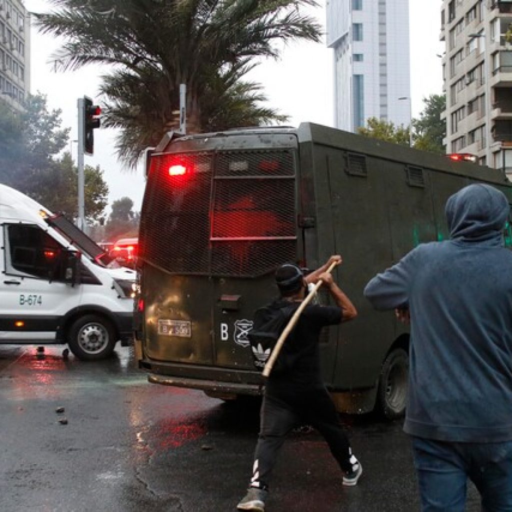 Incidentes en Plaza Baquedano provocan cortes y desvíos de tránsito