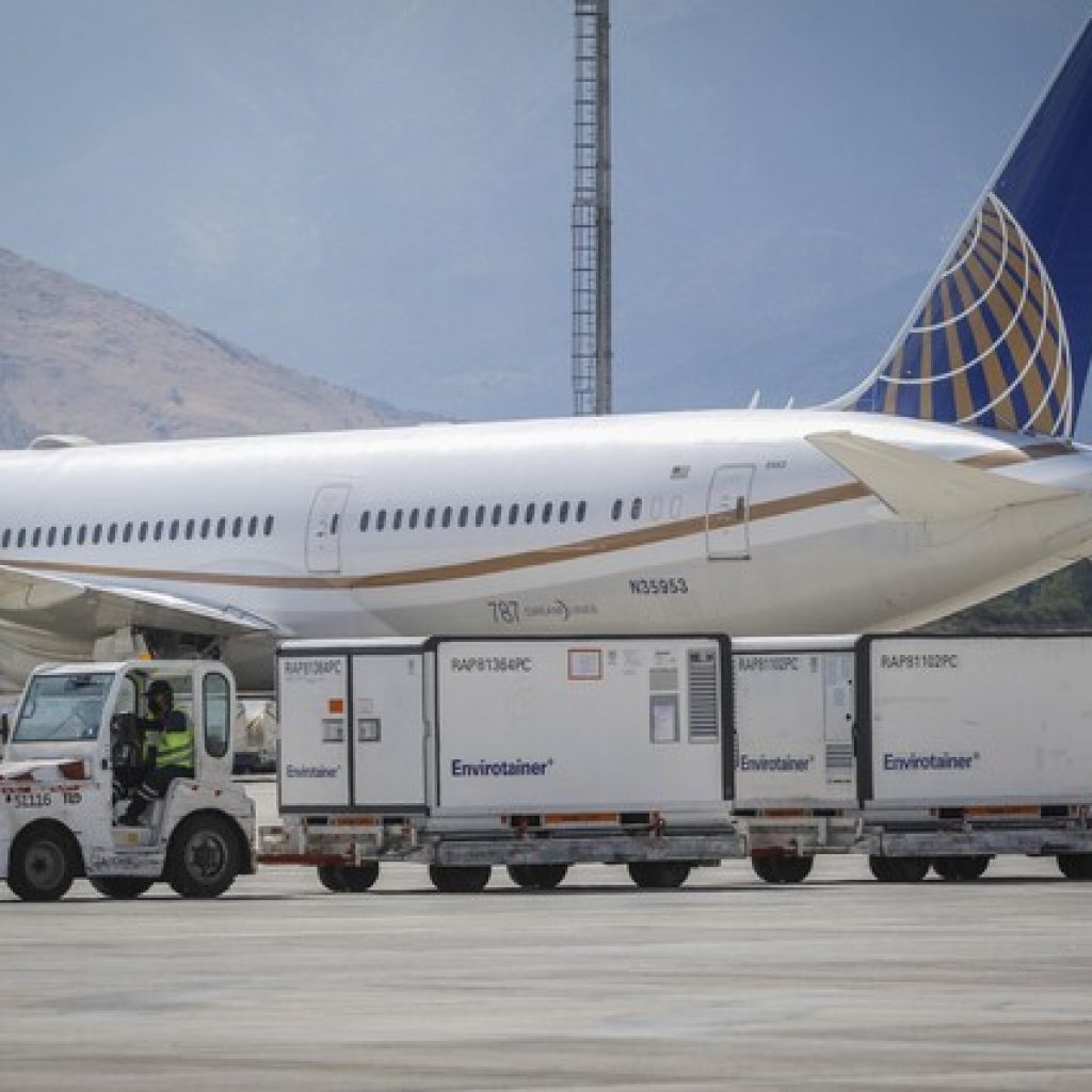 Llegan a Chile casi dos millones de dosis de la vacuna Sinovac