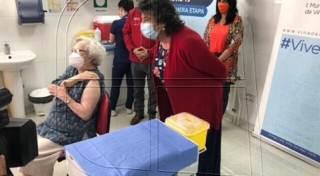 Viña del Mar inició proceso de vacunación a adultos mayores