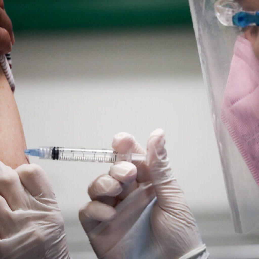 Más de 128 mil personas ya han sido vacunadas en Chile contra el coronavirus