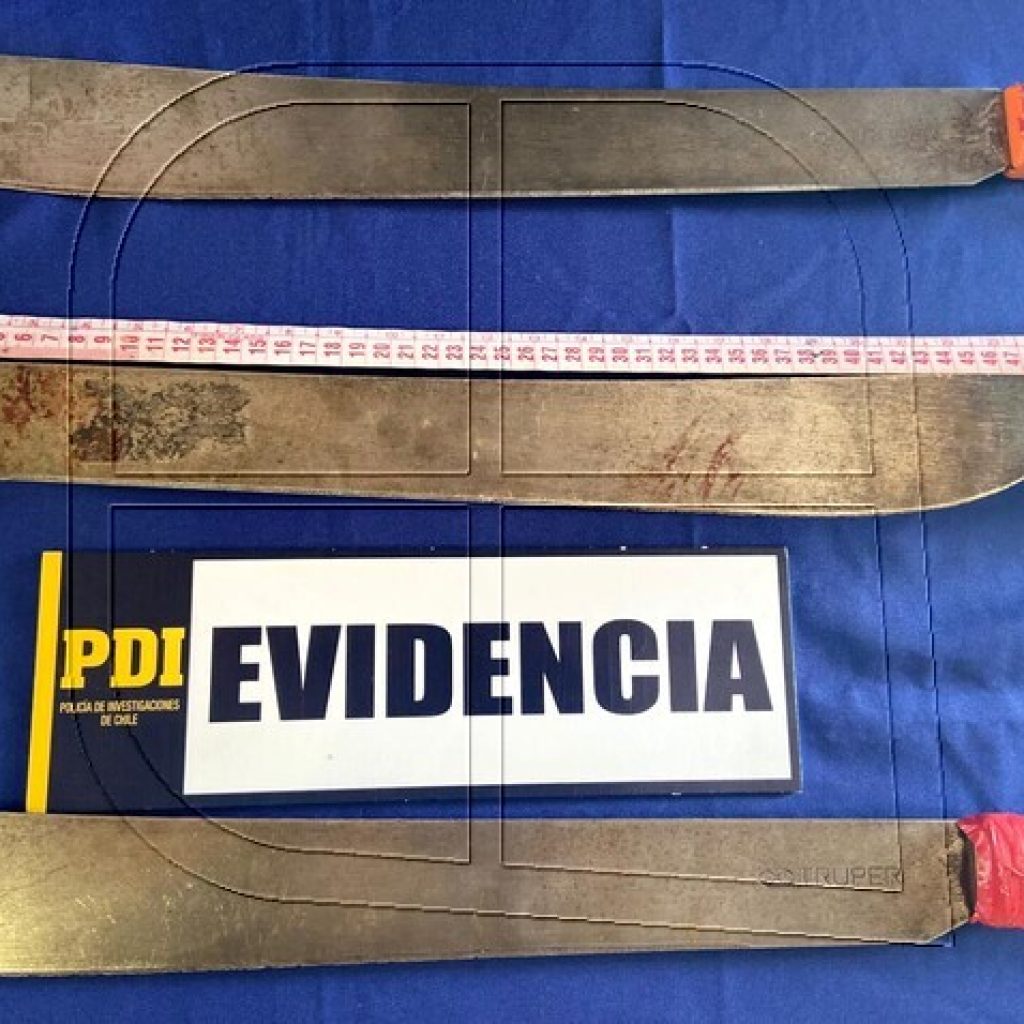PDI recibe machetes usado por malabarista que murió en Panguipulli