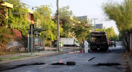 Bus del sistema RED terminó completamente quemado en la comuna de Macul