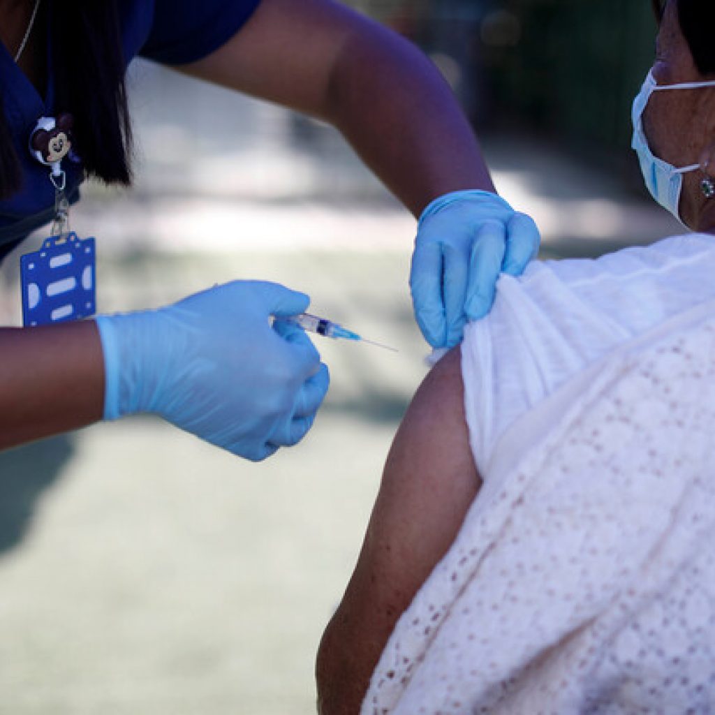 Enfermeras rechazaron que matronas y odontólogos vacunen contra el Covid-19