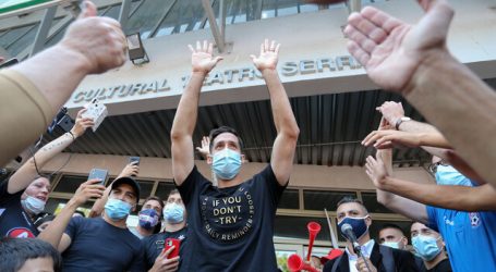 Cientos de hinchas de Melipilla recibieron al plantel tras el ascenso a Primera