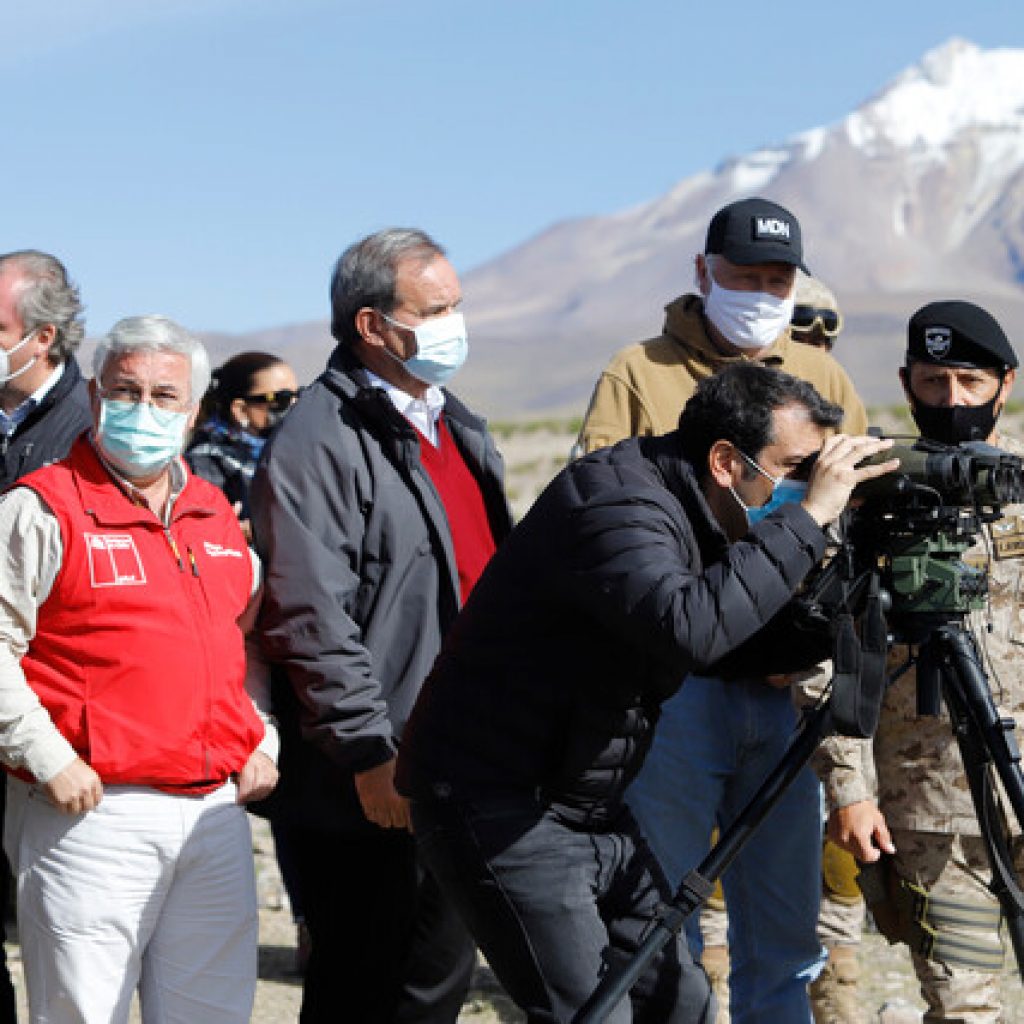 Allamand anunció medidas para controlar flujo migratorio en el norte de Chile