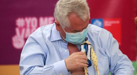 Ministro Enrique Paris recibió su primera dosis de la vacuna contra el Covid-19