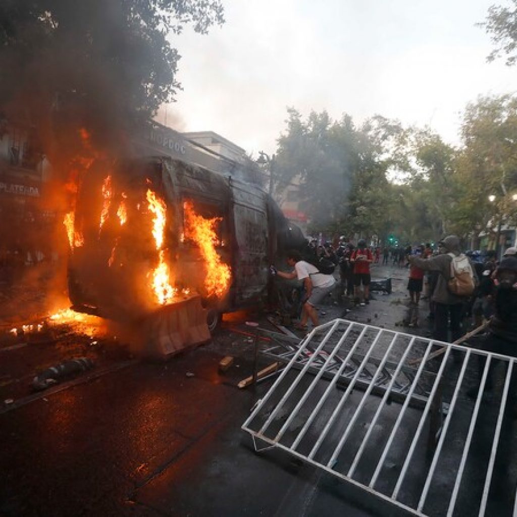 45 personas fueron detenidas tras incidentes en el sector de plaza Baquedano