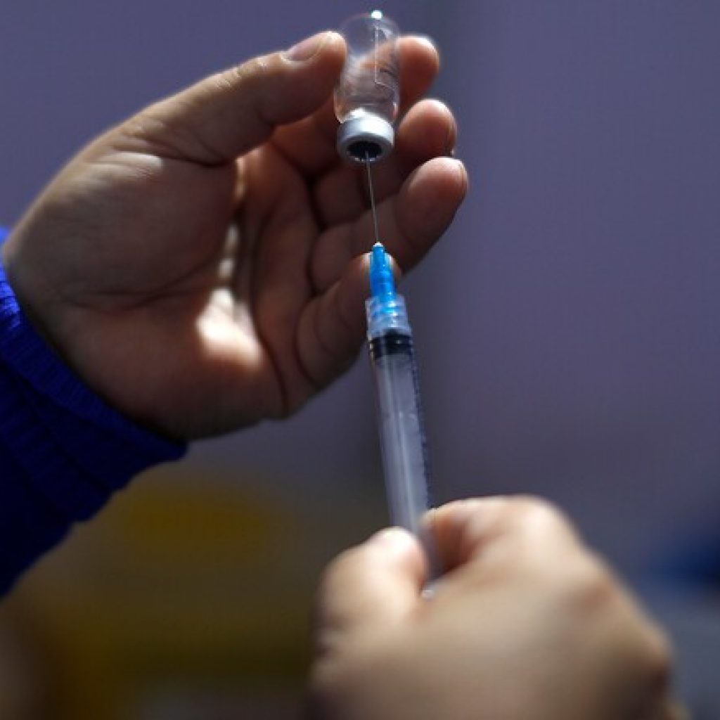 Piñera anuncia que próxima semana se vacunarán a rezagados mayores de 65 años