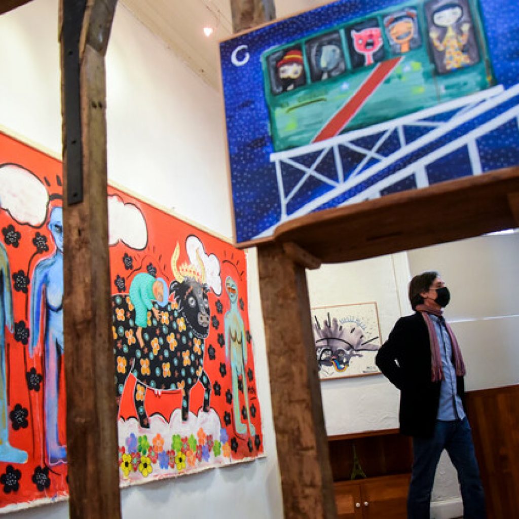 ¡Ya no hay cupos! Comenzó la muestra de pinturas de Mon Laferte en Valparaíso