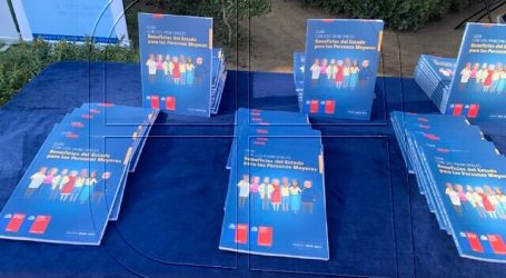 Adultos mayores de Viña del Mar reciben guía de beneficios del Estado