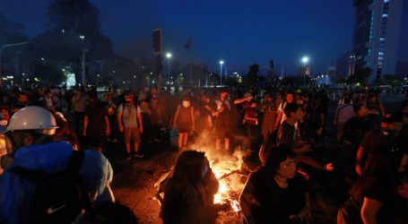 Incidentes en Plaza Italia dejaron 19 detenidos y 5 carabineros heridos