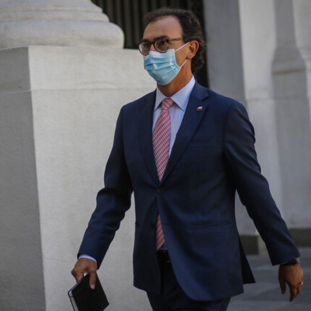 Ministro Figueroa no descarta suspender clases “si se hace necesario”