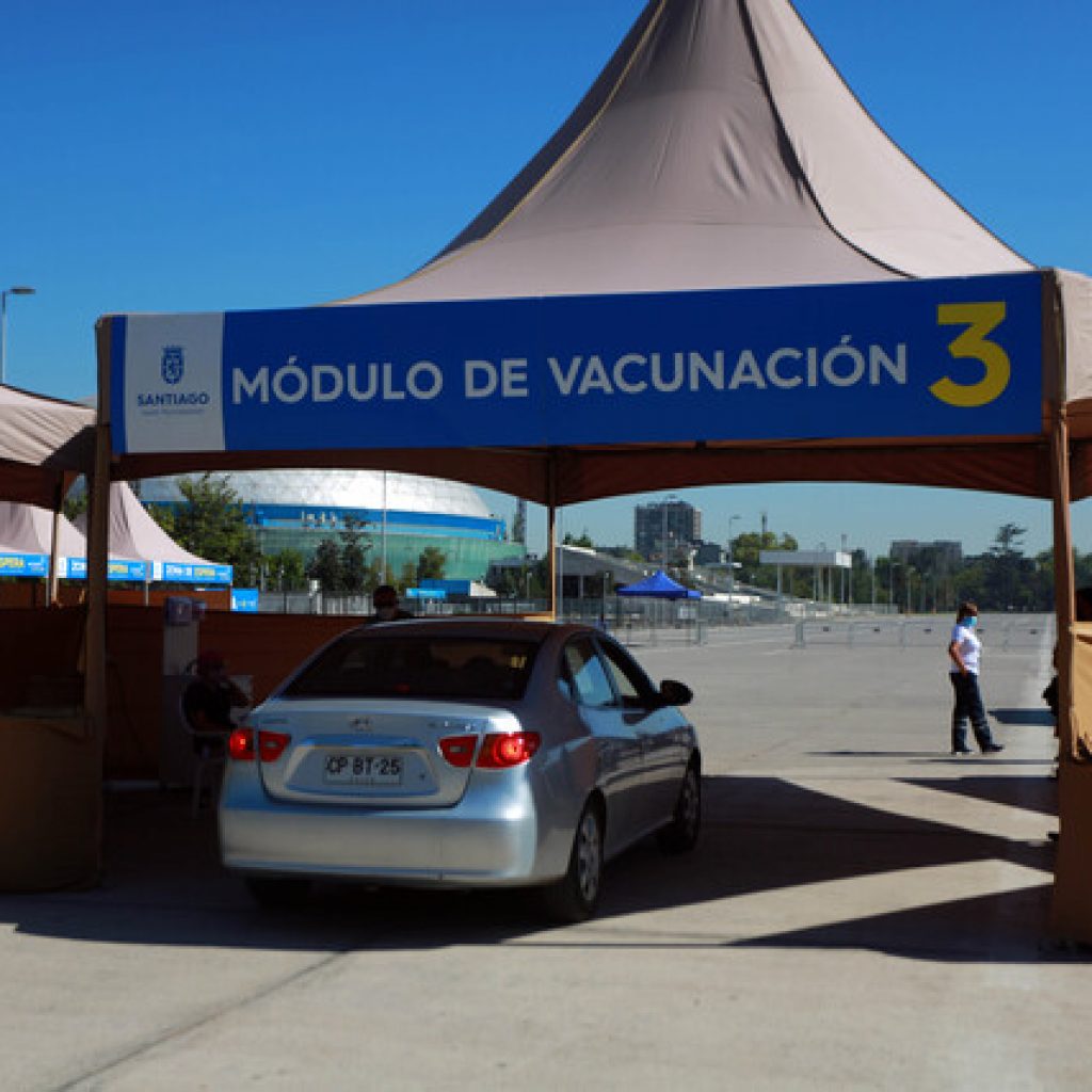 Santiago implementa plan "Vacúnate en el Auto" en el Parque O’Higgins