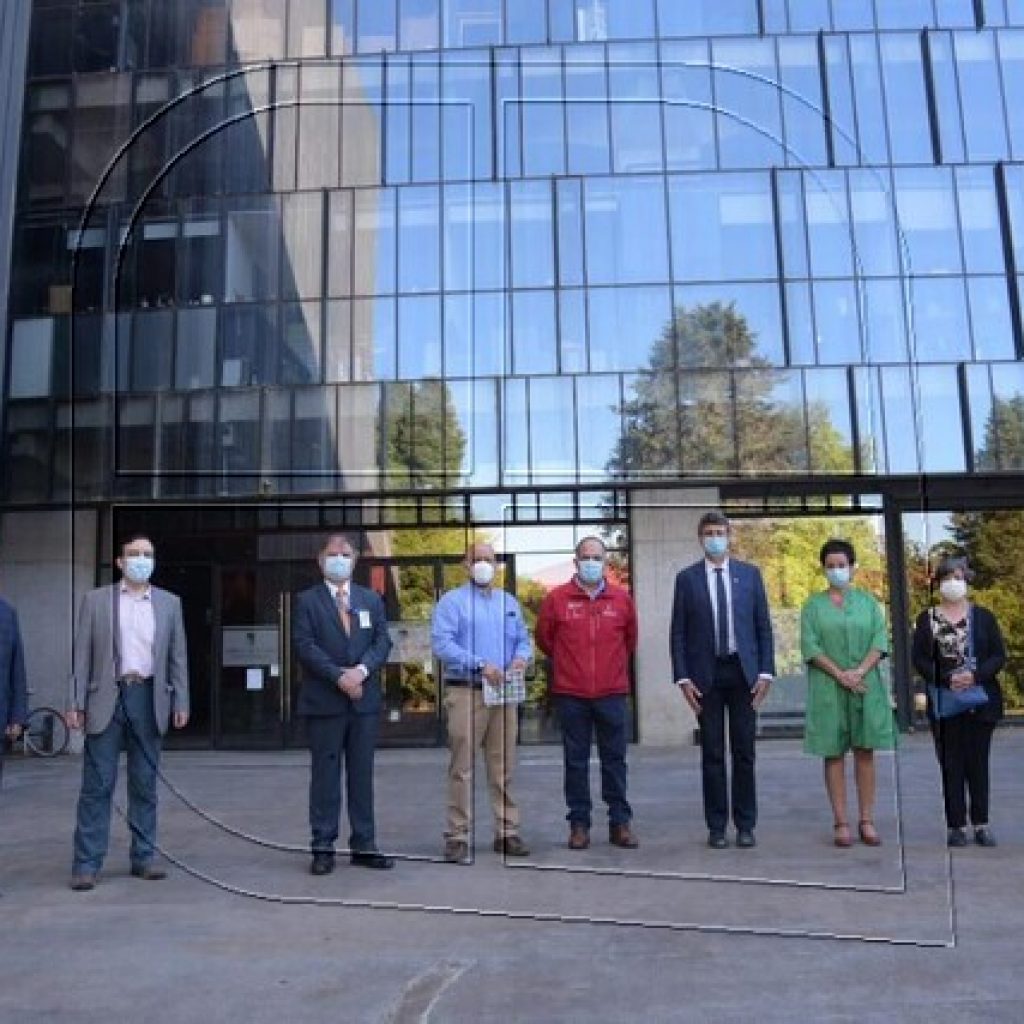 Couve se reúne con equipo que lidera ensayo clínico de la vacuna CanSino