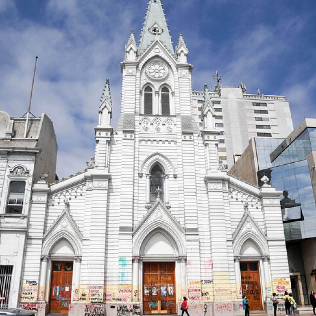Formalizan a menor por incendio en la puerta de la catedral de Antofagasta