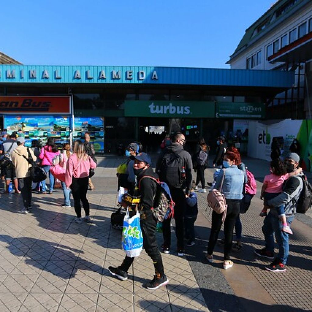 Encuentran bebé recién nacido en terminal de buses de la capital