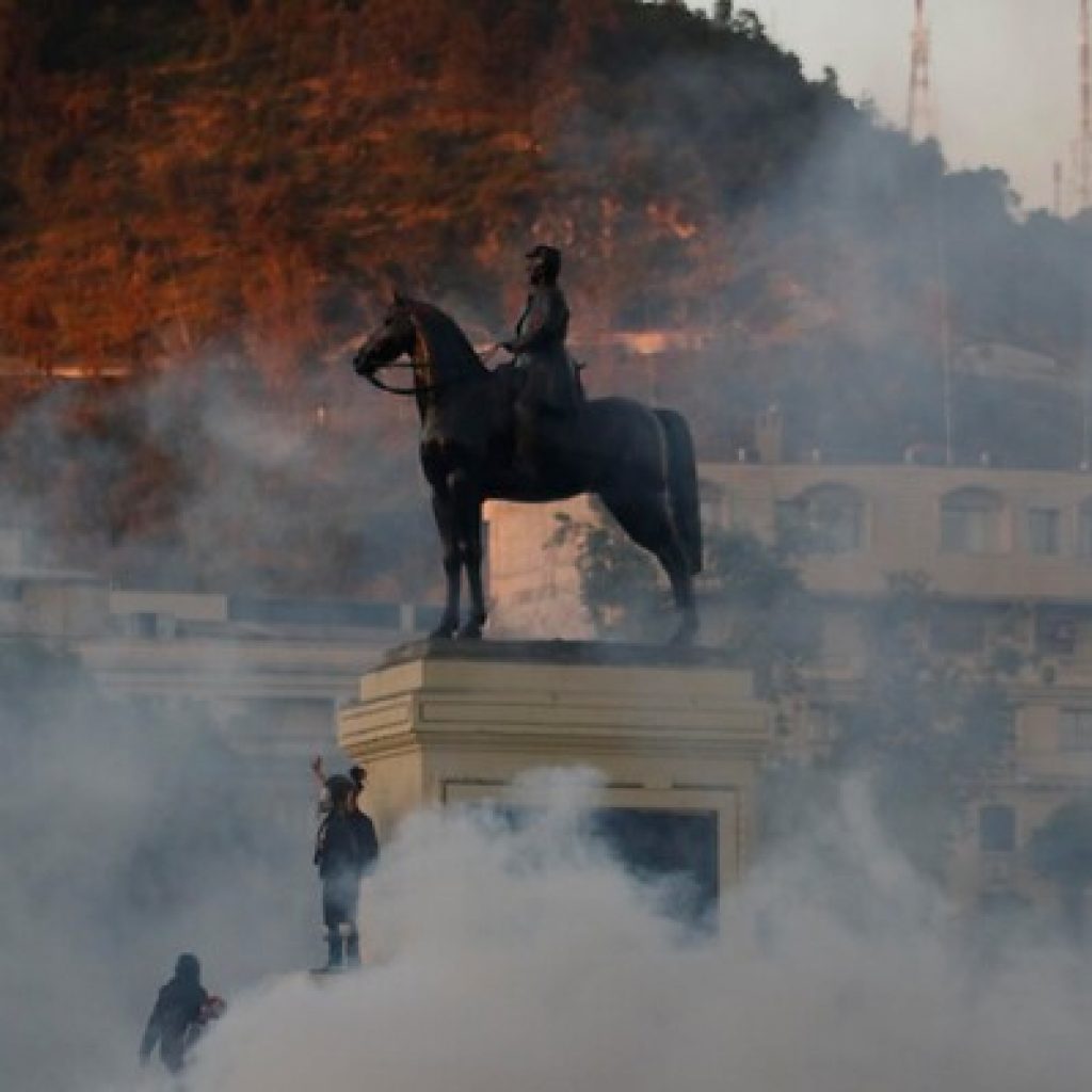 Queman monumento a Baquedano durante incidentes en Plaza Italia