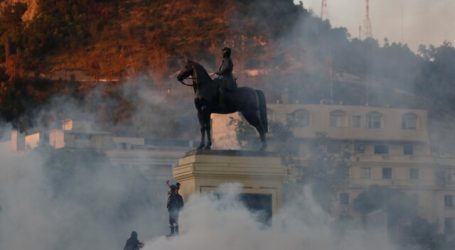 Queman monumento a Baquedano durante incidentes en Plaza Italia