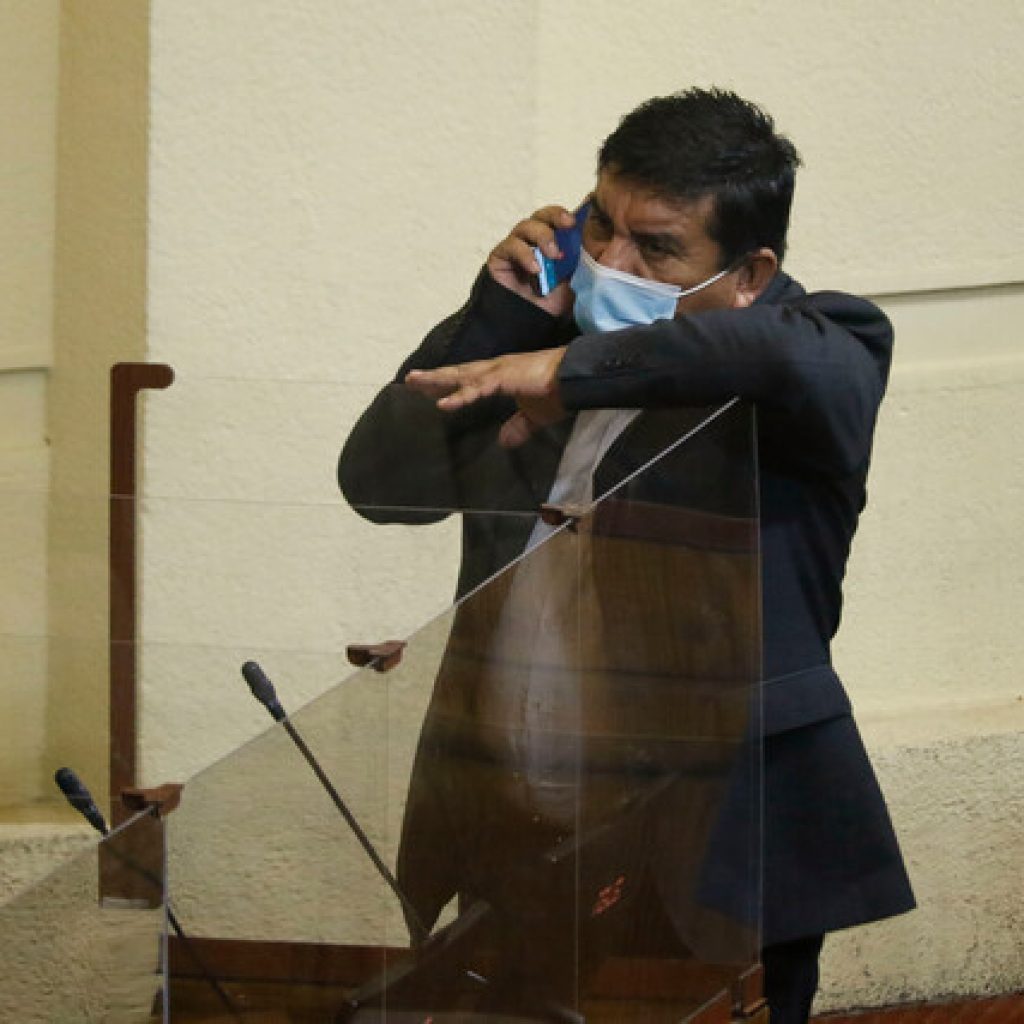 Comisión de Ética sancionó a Velásquez por entredichos contra Santibáñez