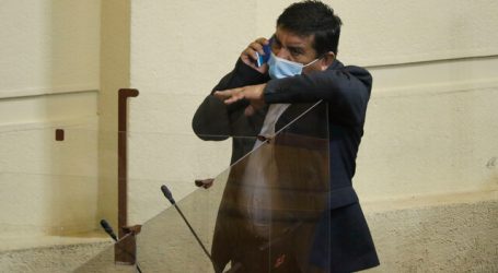 Comisión de Ética sancionó a Velásquez por entredichos contra Santibáñez