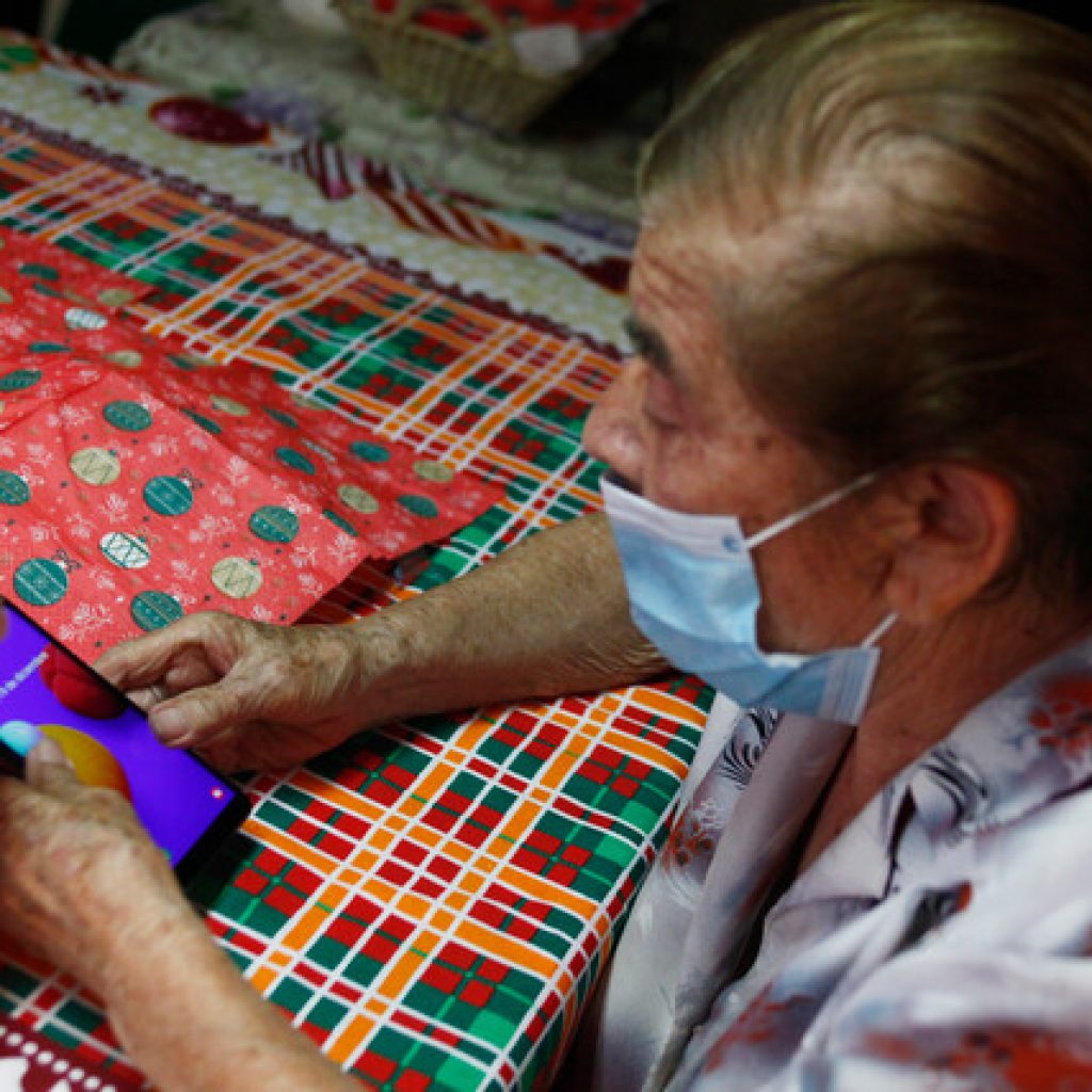 Campaña "Vamos Chilenos" logra conectar 28 mil personas mayores