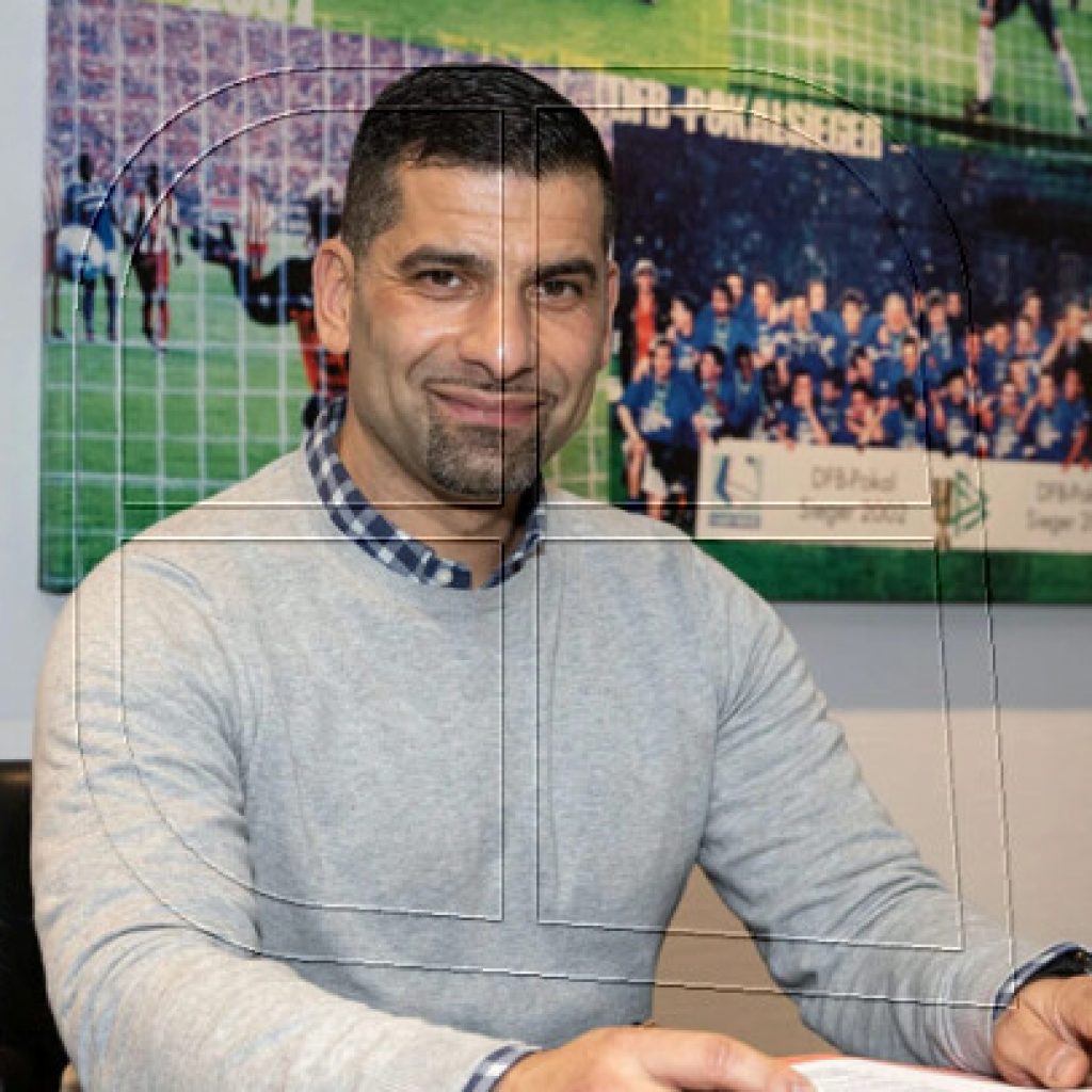Bundesliga: Dimitrios Grammozis es el quinto entrenador del Schalke esta campaña