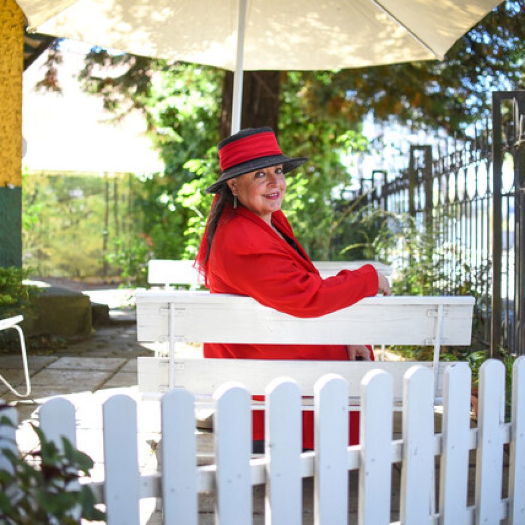 Elizabeth Brand: La mujer del sombrero que quiere ser constituyente