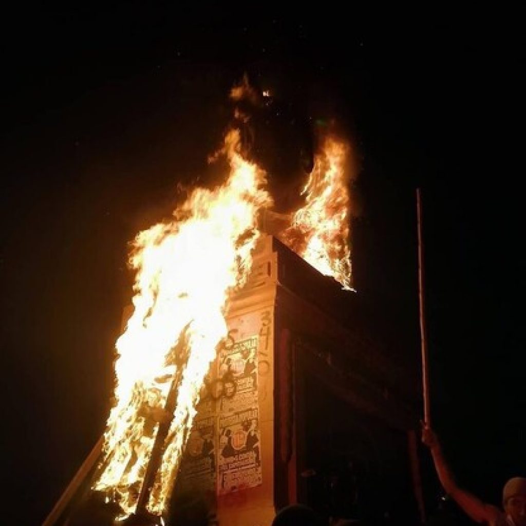 Ejército rechaza quema a monumento de Baquedano: "Son antichilenos"
