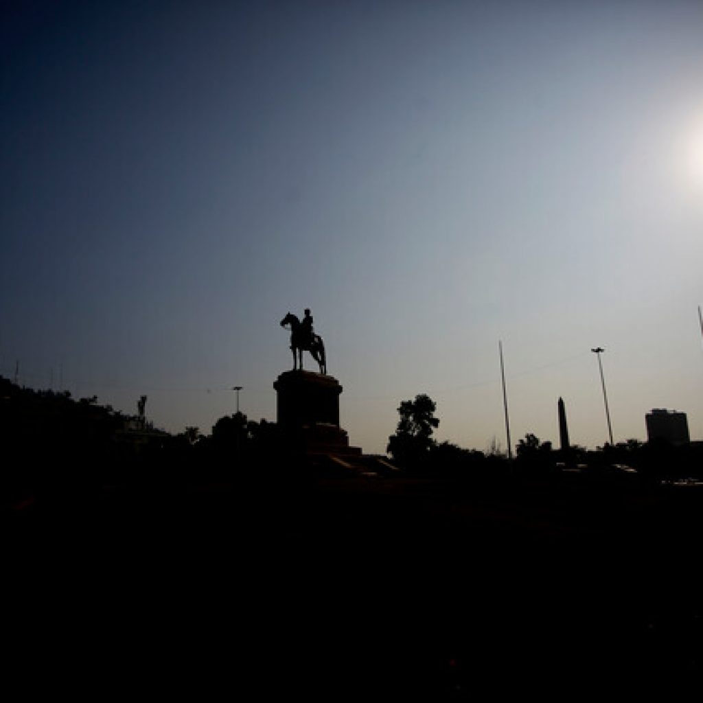 Monumento a Baquedano amanece restaurado tras incendio en manifestaciones