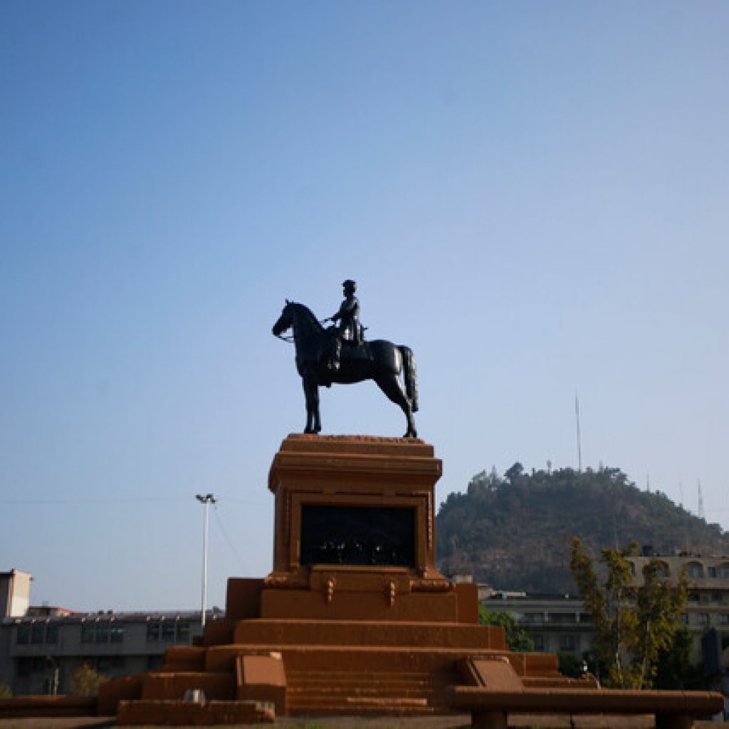 Piñera se compromete a reponer estatua de Baquedano tras restauración