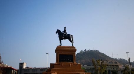 Piñera se compromete a reponer estatua de Baquedano tras restauración