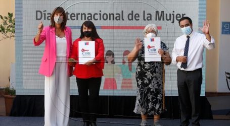 Ministerio de la Mujer entrega títulos de dominio a 10 nuevas propietarias