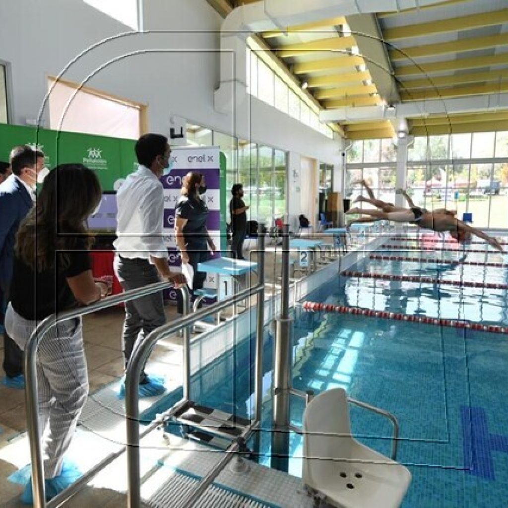 Transforman piscina municipal de Peñalolén en la primera fotovoltaica del país