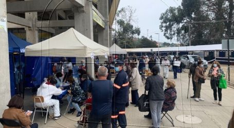 Vacunatorio móvil aumenta en 7 los puntos de vacunación en estadio Sausalito